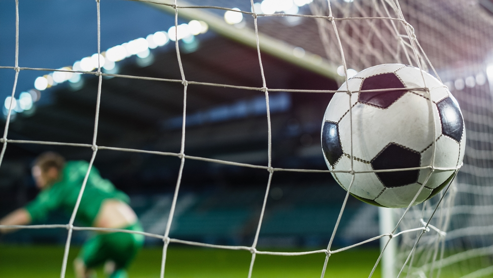 Imagem de pernas de um atleta do Gama FC vestindo meias verdes